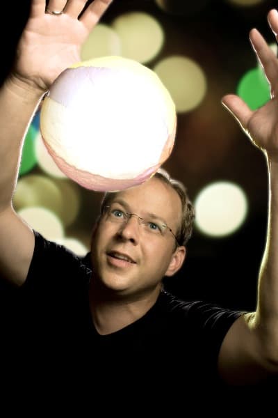 Horlin präsentiert eine Illusion mit Ballon